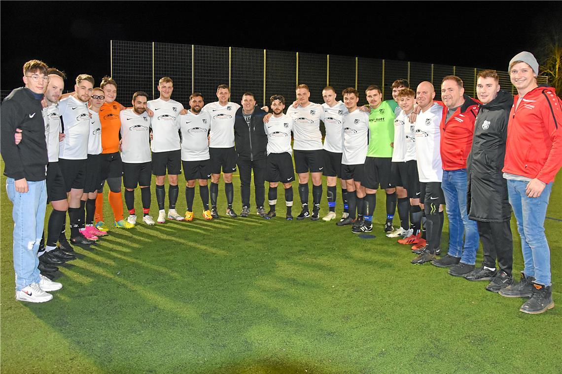 Großerlachs Fußballer lachen wieder 18 einsatzfähige Spieler in der Vorbereitungspartie unter der Woche in Großbottwar. Großerlachs Fußballer um Trainer Markus Martenka (Mitte) und Abteilungsleiter Sven Müller (Dritter von rechts) haben allen Grund, um mit Zuversicht nach vorne zu schauen. Das Schlusslicht sieht sich für die Rückrunde und die kommende Saison gut gerüstet. Foto: Tobias Sellmaier