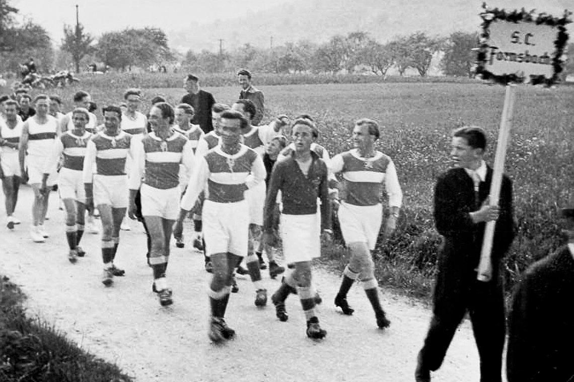 SC Fornsbach: Wurzeln auf einer Wiese hinter dem Bahnhof 1952: Die SCF-Kicker bei der Einweihung des Sportplatzes am heutigen Waldsee-Parkplatz.