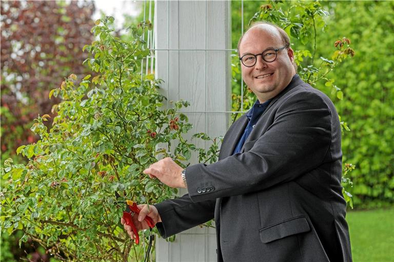 Armin Mößners Berufsalltag lässt kaum Zeit für Privates. Wenn dann doch einmal Luft ist, arbeitet er gerne im Garten. Foto: Stefan Bossow