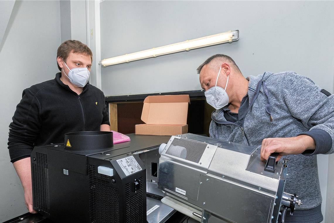 Kino mit neuem Projektor Armin Staib-Eberle (rechts) installiert den neuen Filmprojektor im Vorführraum der Murrlichtspiele. Henrik Jäger vom Kinoverein (links) hilft dem Techniker und lässt sich auch das eine oder andere erklären. Foto: J. Fiedler