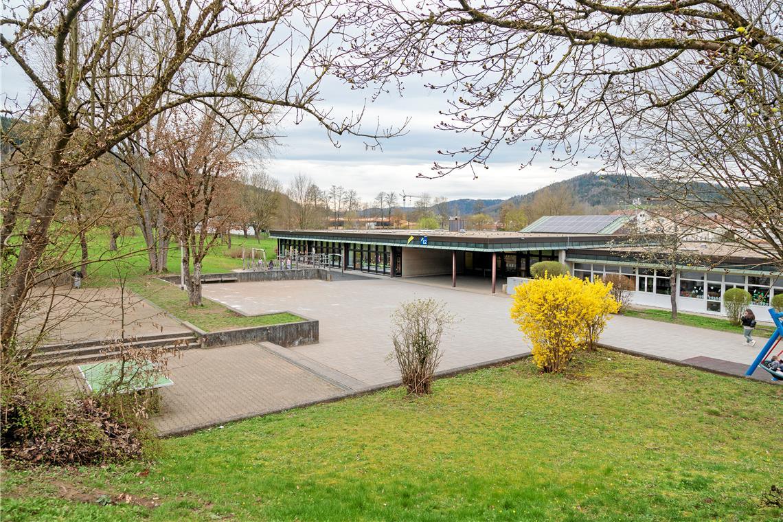 Auf dem Pausenhof der Hörschbachschule sollen die Container aufgestellt werden. Foto: Stefan Bossow