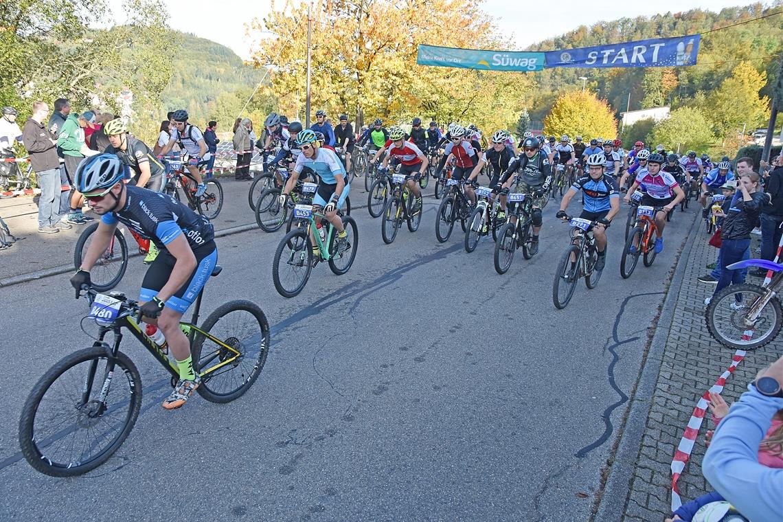 15. Lautertal-Bikemarathon: Spiegelberg steht schon in den Startblöcken Ausrichter und Radsportler sind bereit, den Bikemarathon in der Lautertalgemeinde das 15. Mal in Angriff zu nehmen. Foto: Tobias Sellmaier