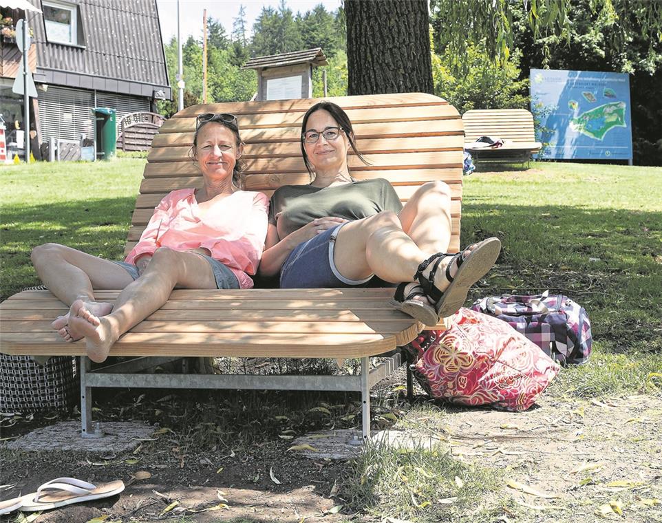 Auf Albliegen lässt es sich gut abliegen Bei diesen beiden Damen aus Oberstenfeld ist diese Albliege jetzt schon ein Hit. Foto: J. Fiedler