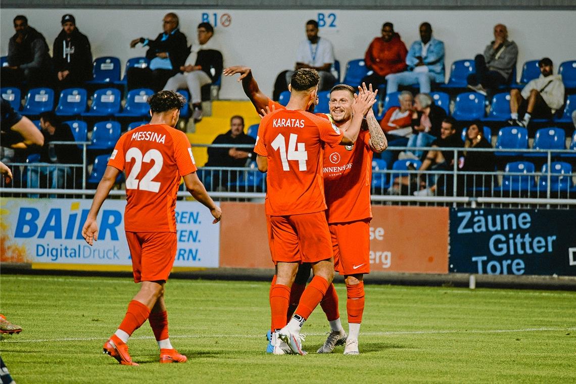 Vorne effektiv und hinten mit etwas Glück Bejubelten mit Aspach einen klaren 3:0-Erfolg: Steven Lewerenz (rechts), Can Karatas und Fabian Messina (links). Foto: M. Mummert