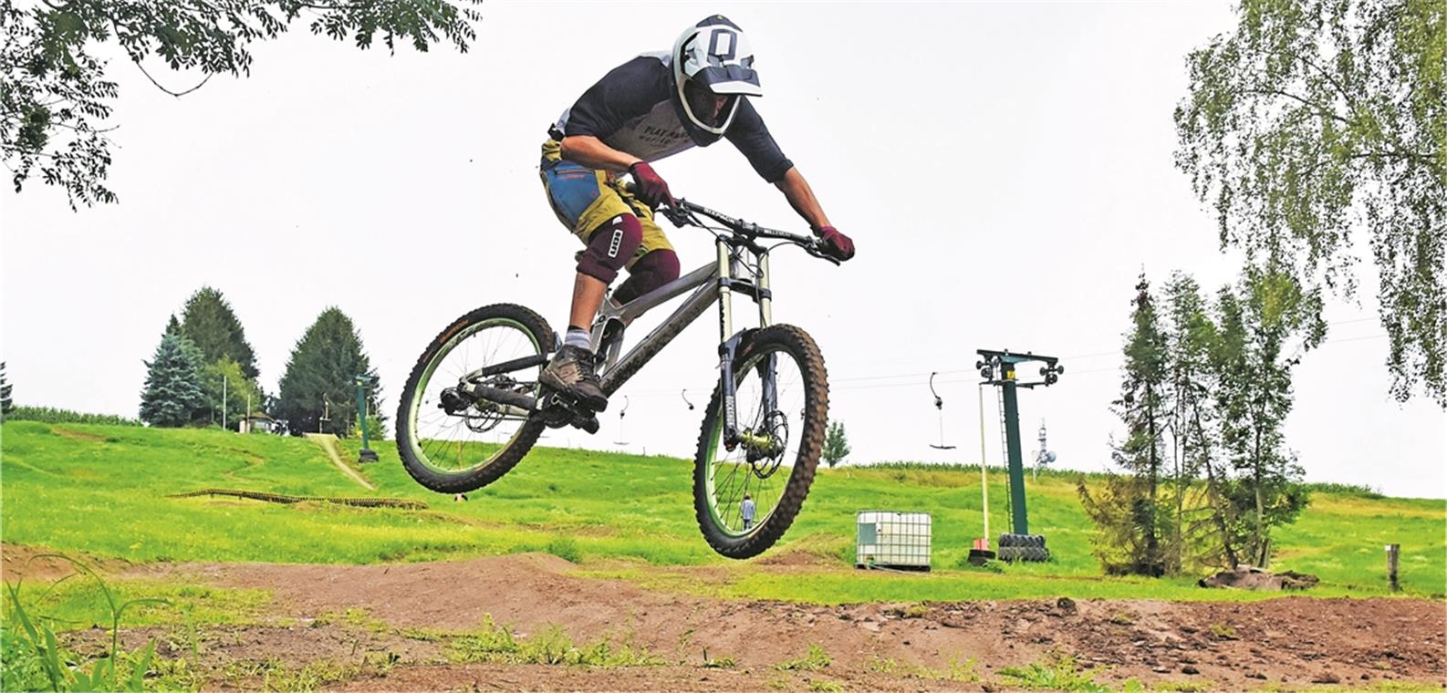 Ein Paradies für Biker und Boarder Bikepark-Manager Joe Kegel beim Sprung im Bikepark am Skilift im Freizeitzentrum in Großerlach. Fotos: T. Sellmaier