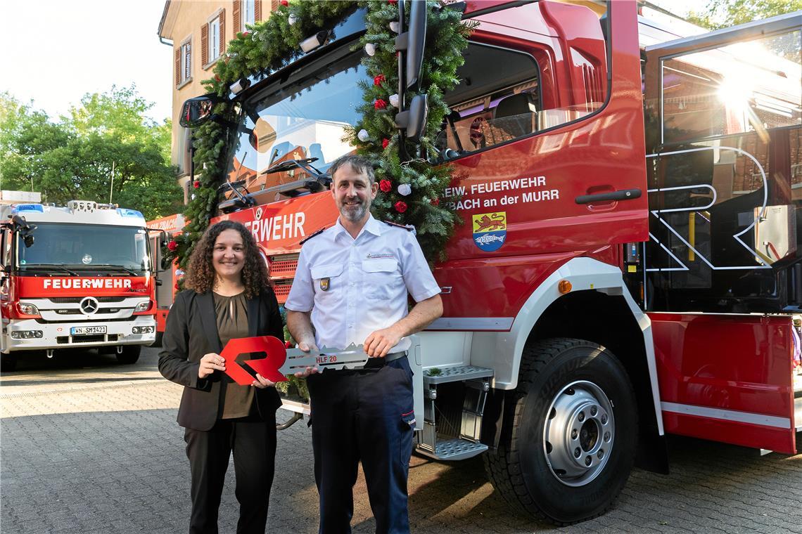 Neues Löschfahrzeug: Technik auf neustem Stand Bürgermeisterin Veronika Franco Olias übergibt symbolisch den Schlüssel an Kommandant Alexander Hübner. Foto: Jörg Fiedler