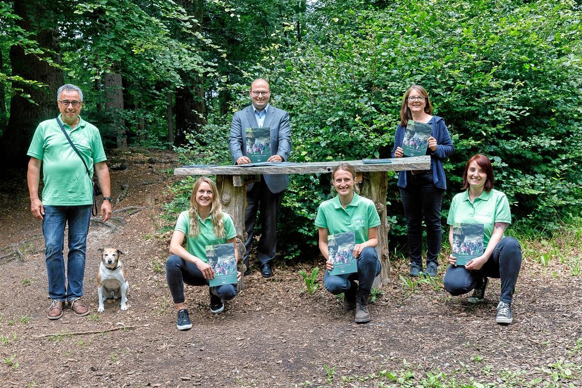 Spielerischer und heilsamer Kontakt Das Team (von links): Karl-Dieter Diemer mit seinem Parson Russell Terrier Eddy, Jasmin Kotrba, Armin Mößner, Naturparkvorsitzender und Bürgermeister von Murrhardt, Elena Schick, Sabine Rücker und Franziska Hornung – zeigen den druckfrischen Naturparkplan 2030. Foto: J. Fiedler