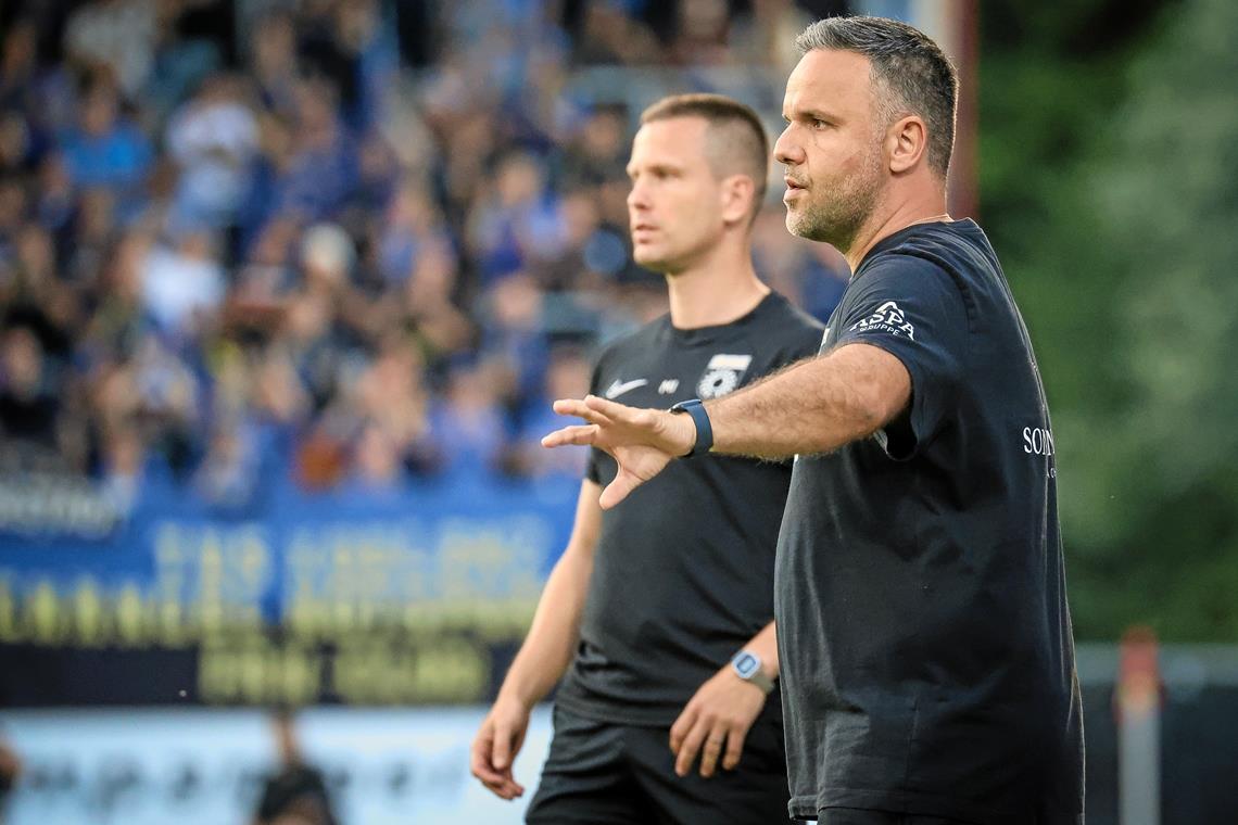 Sbonias sagt Großaspach Servus und wechselt nach Köln Das Trainerduo Evangelos Sbonias (rechts) und Marcel Ivanusa hat die Aspacher Geschicke nur eine Saison gelenkt. Nun haben sich die beiden ebenso überraschend wie kurzfristig verabschiedet. Sie sind künftig fürs Kölner Regionalliga-Team zuständig. Foto: Alexander Becher