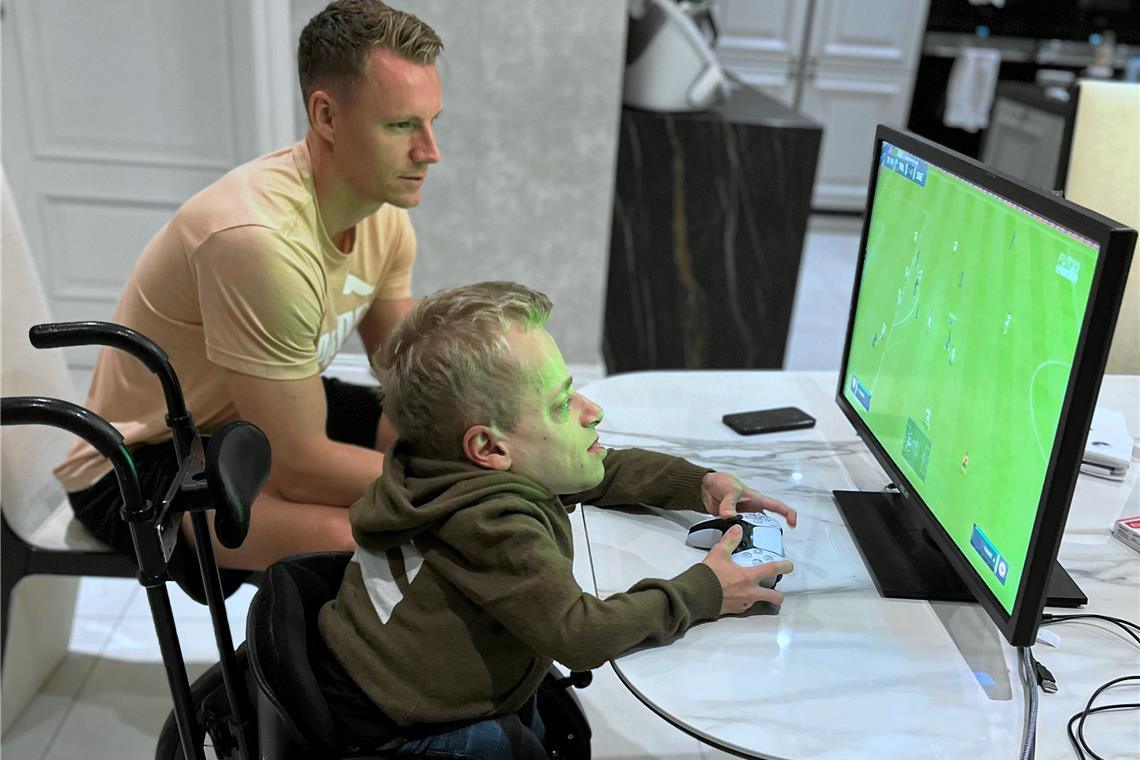 „Für mich der inklusivste Sport der Welt“ Der Star neben dem Star: Nationaltorhüter Bernd Leno und Niklas Luginsland arbeiten in Sachen E-Sport Hand in Hand. Foto: privat