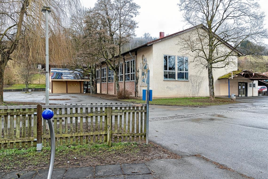 Stadt rechnet mit höheren Baukosten Die alte Sporthalle wird erst abgerissen, wenn die neue in Betrieb gegangen ist. Insofern ist zur Planung der Außenanlagen und des neu entstehenden Platzes inklusive Pausenhof noch etwas Zeit. Die Stadträte wollten trotzdem schon wissen, was angedacht ist. Foto: J. Fiedler