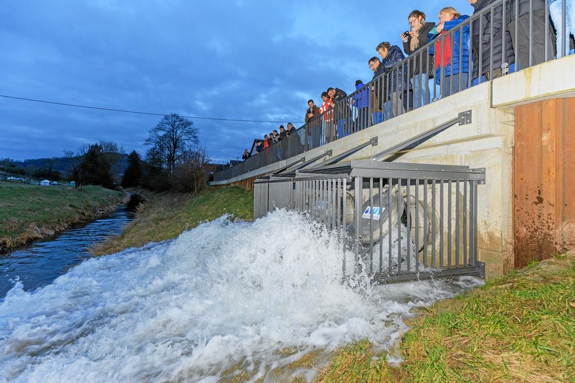 Ein Baustein für den Hochwasserschutz Die Gäste erleben das Vorflutsicherungspumpwerk bei der Einweihung in Aktion. Fotos: Stefan Bossow