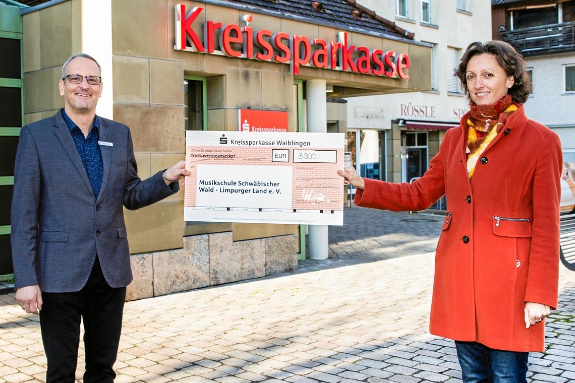 Die Kreissparkasse Waiblingen unterstützt die Arbeit der Musikschulen im Kreis regelmäßig. Neben den fünf Bildungseinrichtungen hat auch die Musikschule Murrhardt einen Scheck erhalten. Judith-Maria Matti (rechts) nimmt die Spende von 3900 Euro von Martin Keller (links), stellvertretender Leiter des KSK-Beratungscenters Murrhardt, entgegen. Foto: Kreissparkasse Waiblingen