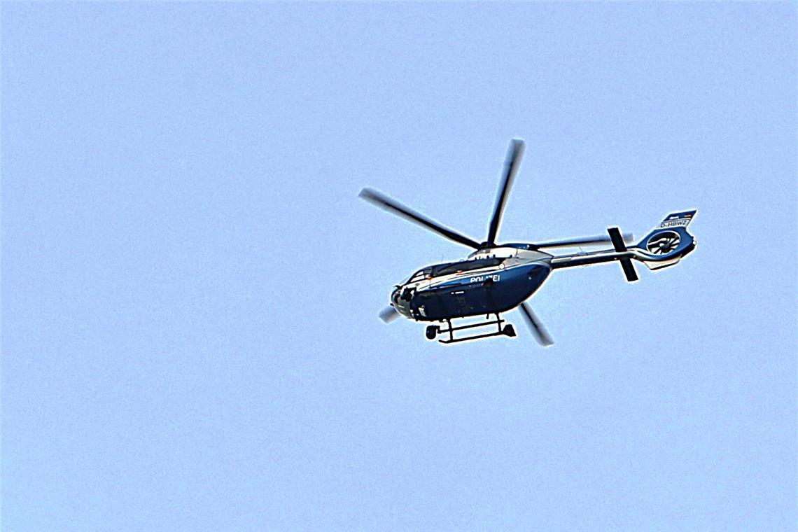 Die Polizei sucht unter anderem mit einem Hubschrauber nach der Vermissten. Symbolfoto: Alexandra Palmizi