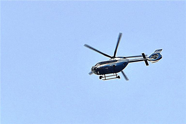 Die Polizei sucht unter anderem mit einem Hubschrauber nach der Vermissten. Symbolfoto: Alexandra Palmizi