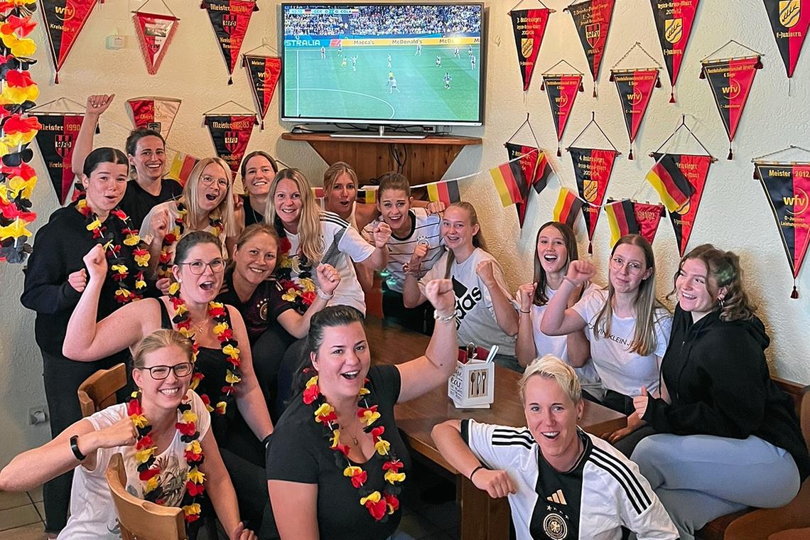 Fußball-WM der Frauen: Von Begeisterung bis geringes Interesse Die Spielerinnen des TSV Oberbrüden sind auf jeden Fall beim gemeinsamen Public Viewing in WM-Stimmung. Foto: privat