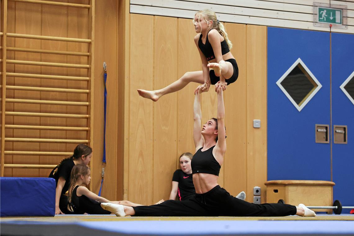 Sportakrobaten der TSG Backnang gehen in die Offensive Die Sportakrobatinnen der TSG Backnang trainieren aktuell dreimal pro Woche in der Mehrzweckhalle in Maubach. Foto: Alexander Becher