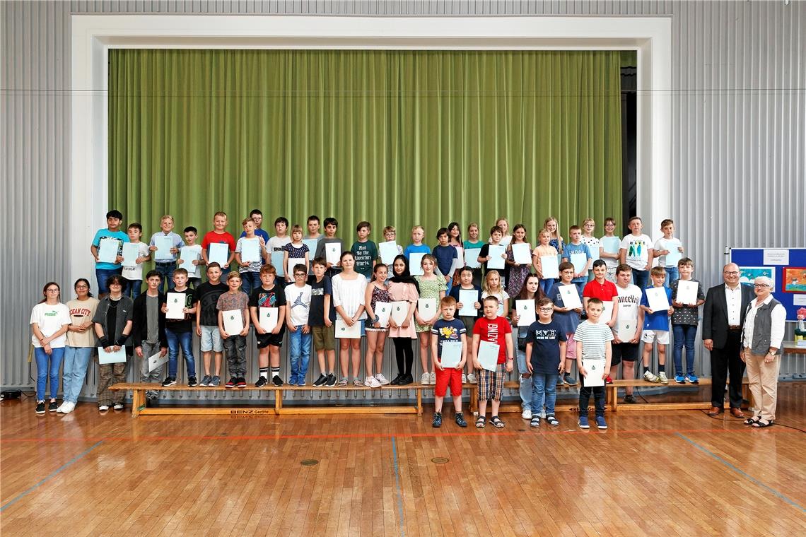 Der junge kreative Blick auf Nachhaltigkeit Die Sulzbacher und Murrhardter Schülerinnen und Schüler haben beim Wettbewerb etliche Preise geholt. Ihre Urkunden bekamen sie von Sulzbachs stellvertretender Bürgermeisterin Edelgard Löffler und Murrhardts Bürgermeister Armin Mößner (von rechts) in der Sulzbacher Festhalle überreicht. Foto: Jörg Fiedler