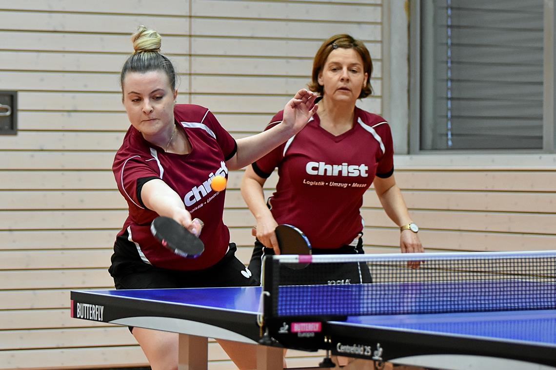 Rolle rückwärts: TTV Burgstetten bleibt drin Die TTV-Frauen Teodora Ciulica (links) und Ines Marquardt greifen auch in der neuen Saison in der Oberliga zum Schläger.Foto: Tobias Sellmaier