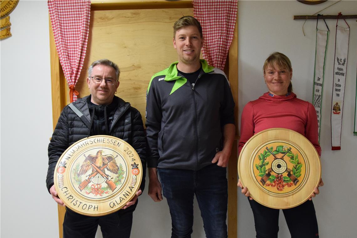 Edith Heinz gelingt der Glückstreffer beim Neujahrsschießen Edith Heinz (von rechts) gewinnt in diesem Jahr das Neujahrsschießen in Karnsberg. Übergeben wurde die Scheibe vom Vorsitzenden Alexander Stein, der Zweite Vorsitzende Christoph Glania, Gewinner des Neujahrsschießens 2024, bekam seine Scheibe. Foto: Elisabeth Klaper
