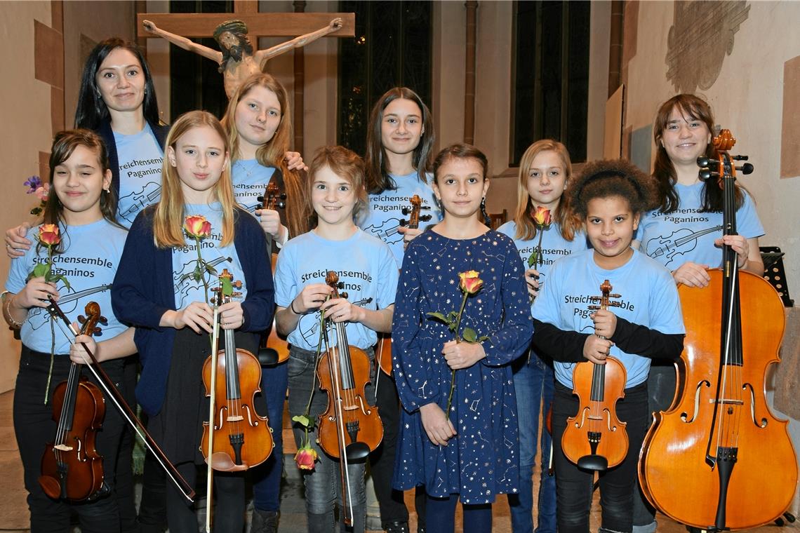 Umsicht und Flexibilität weiterhin gefragt Fideles Streicherensemble mit seiner Lehrerin Alena Sonderegger (hinten links): Die Aufnahme der Paganinos stammt vom letzten Konzert vor der Coronakrise im Februar dieses Jahres in der Murrhardter Stadtkirche. Foto: Musikschule Schwäbischer Wald/Limpurger Land