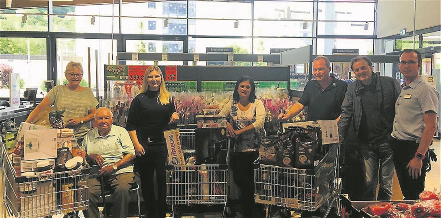 Volle Wagen und viel Spaß Filialleiter Mario Herfurth (rechts) und Verkaufsleiterin Maria Martin (Dritte von links) freuen sich mit den Kunden: Karl Schlöffel mit seiner Tochter, Randisi Gaetana, Manuel Lämmle und Wolfgang Kellner (von links). Foto: privat