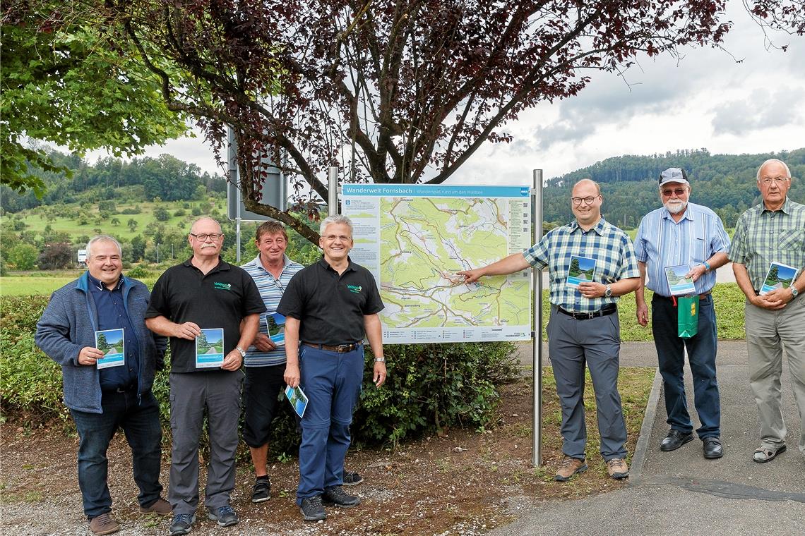 Wanderspaß rund um den Waldsee Freuten sich über die Vorstellung und Einweihung der neuen Wanderwege rund um Fornsbach: Thomas Zeeb, Manfred Krautter, Walter Heinz, Walter Hieber, Bürgermeister Armin Mößner, Werner Dieterich, Manfred Wurst und Jutta Kühnle (von links). Foto: J. Fiedler