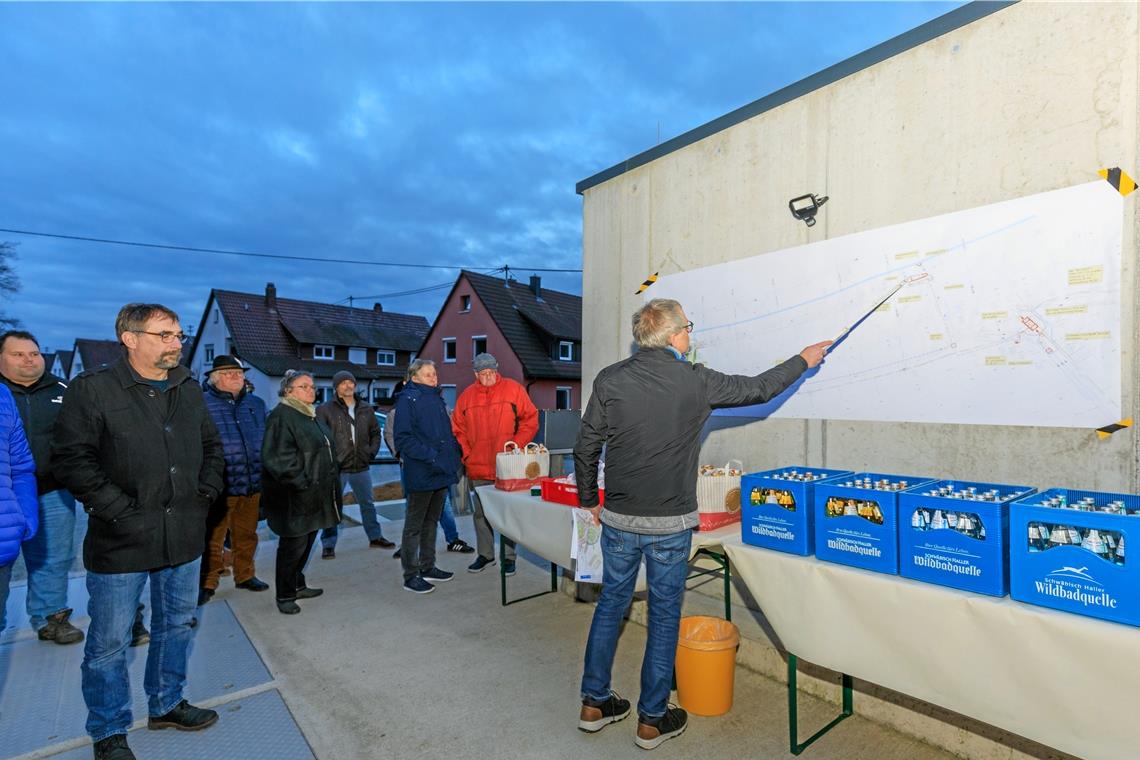 Ein Baustein für den Hochwasserschutz Gerd Rebmann erläutert die Anlage im Zusammenhang mit dem gesamten städtischen Kanalsystem.