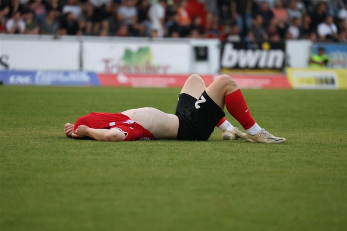Großaspach nach Gegentor in letzter Sekunde im Schockzustand Großaspachs Oberliga-Fußballer waren nach dem bitteren Gegentreffer in letzter Minute am Boden zerstört. Foto: Alexander Becher
