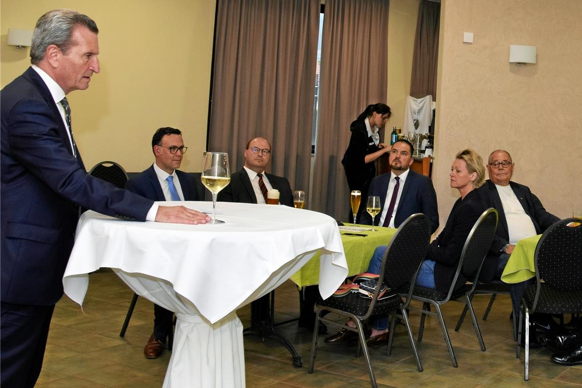Erfolgsgeschichte ist fortzuschreiben Günther Oettinger (links) sprach in Murrhardt über die Geschichte und Zukunft Baden-Württembergs. Foto: E. Klaper