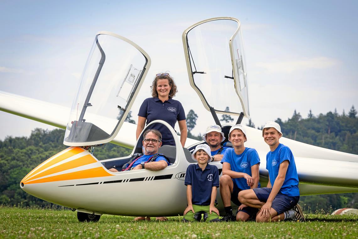 Segelfliegen fasziniert in vierter Generation Gustav Burgel sowie Ines, Mats, Jörg, Nils und Lars Schäffler (von links) fühlen sich auf dem Flugplatz pudelwohl. Foto: Alexander Becher