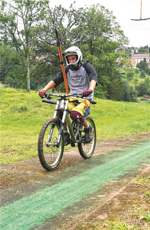 Ein Paradies für Biker und Boarder In den Sommermonaten wird der Skilift von den Longboardern und Mountainbikern gerne genutzt.