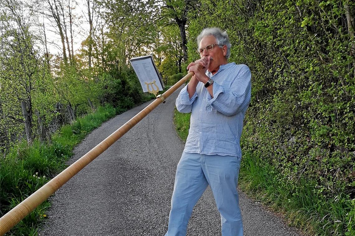 Eine Brise Alphorn-Sanftmut In seinem Element: Bruno Sauter hat seit seinem Ruhestand wieder mehr Zeit zu musizieren und das Alphorn für sich entdeckt. Normalerweise wäre er nun mit den Murrtaler Alphornbläsern beispielsweise in den Weinbergen bei Aspach unterwegs beziehungsweise im Einsatz. Weil das zurzeit nicht möglich ist, spielt er auch mal über den Höhen von Murrhardt. Foto: privat