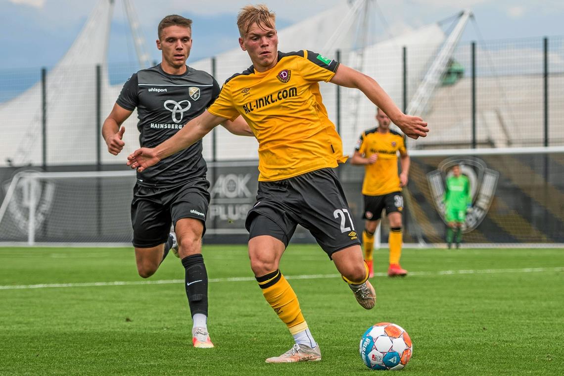 SG legt vor dem Start personell nach Jonas Kühn (vorne) wird in dieser Saison nicht mehr für Dynamo Dresden, sondern für Großaspach am Ball sein. Foto: Imago