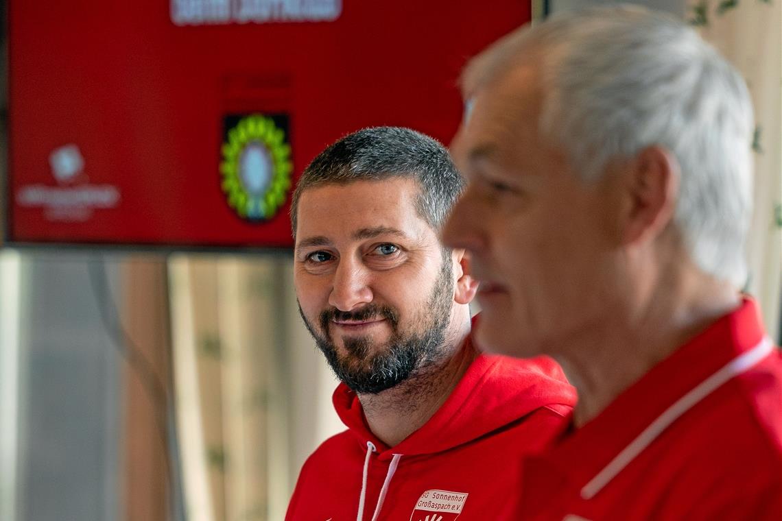 SG Sonnenhof: Sascha Mölders - ein Teamplayer und kein Heilsbringer Kennen und schätzen sich, seit Sascha Mölders (links) unter Hans-Jürgen Boysen beim FSV Frankfurt spielte. Nun will das Duo die SG Sonnenhof vor dem Abstieg retten. Foto: A. Becher