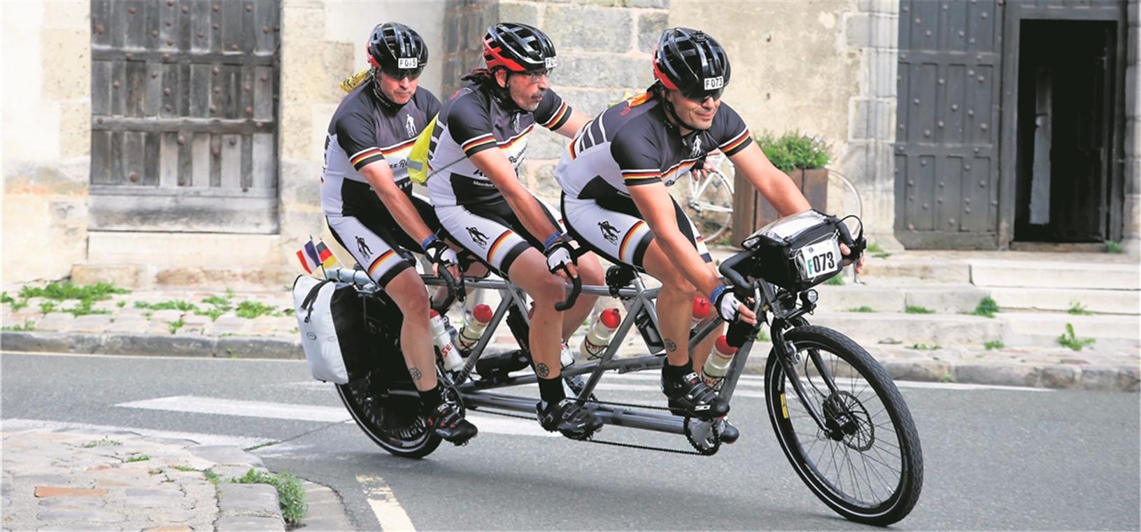 Die verwegenen drei Kommen ziemlich flott um die Kurve (von links): Eugen, Roland und Andreas Claß auf ihrer Tour Paris–Brest–Paris im August. Foto: privat