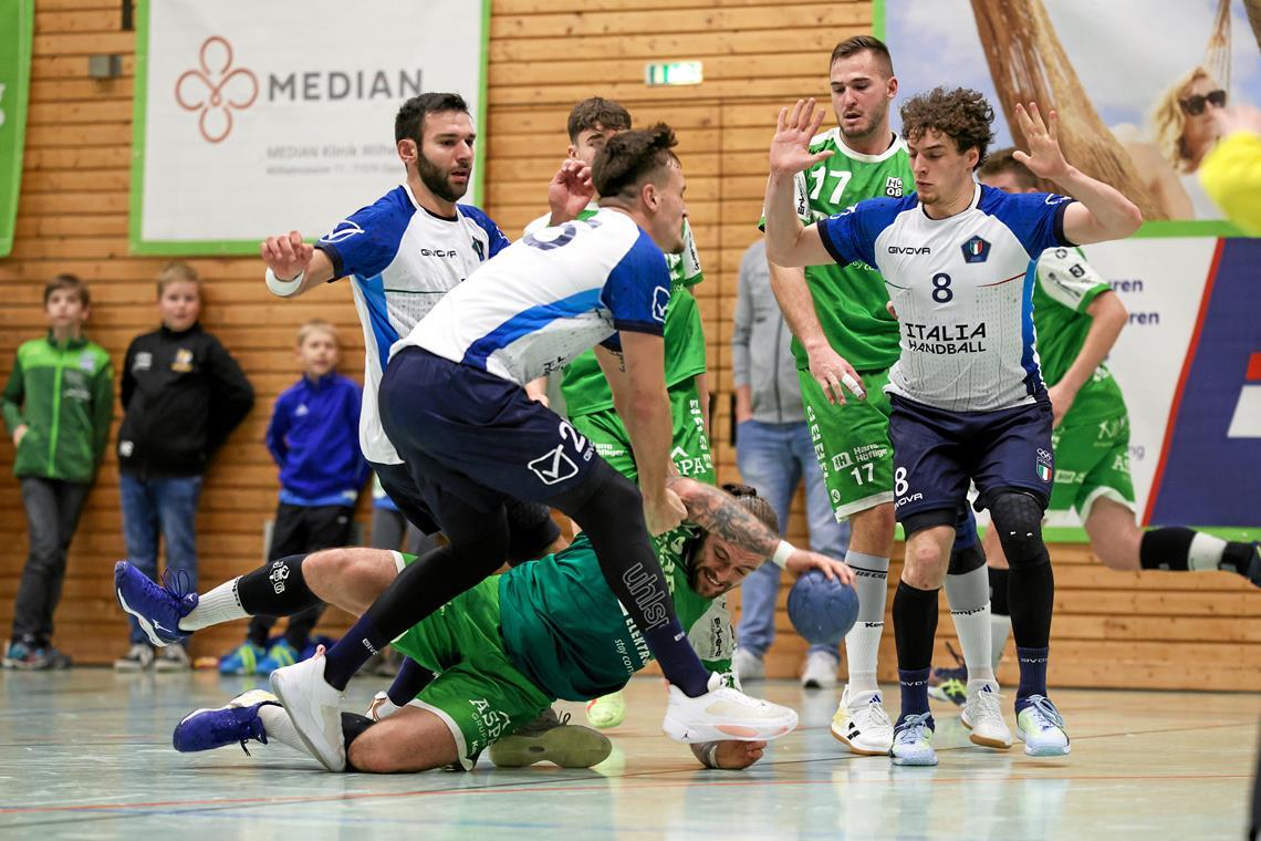Handball-Begeisterung im Doppelpack in der Gemeindehalle Markus Dangers (am Boden) und Drittligist HC Oppenweiler/Backnang lieferten sich mit der italienischen Nationalmannschaft um Marco Magro (Mitte) und Giacomo Savini (rechts) trotz der am Ende klaren 33:39-Niederlage ein überaus interessantes Testspiel. Foto: Alexander Becher