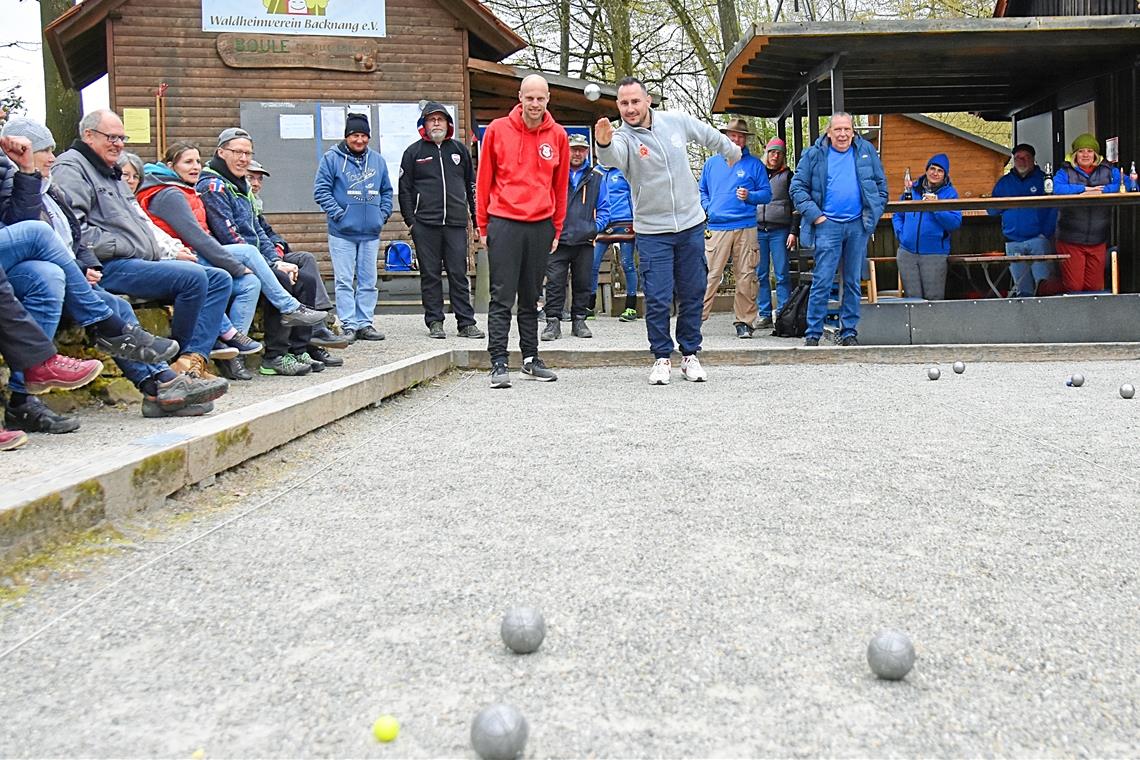 Turnier der Waldheim-Bouler: In Backnang wird für die WM in Benin geprobt Matthias Laukart (beim Wurf) und Tobias Müller (in Rot) standen als Nationalspieler in Backnang besonders im Blickpunkt. Foto: Tobias Sellmaier