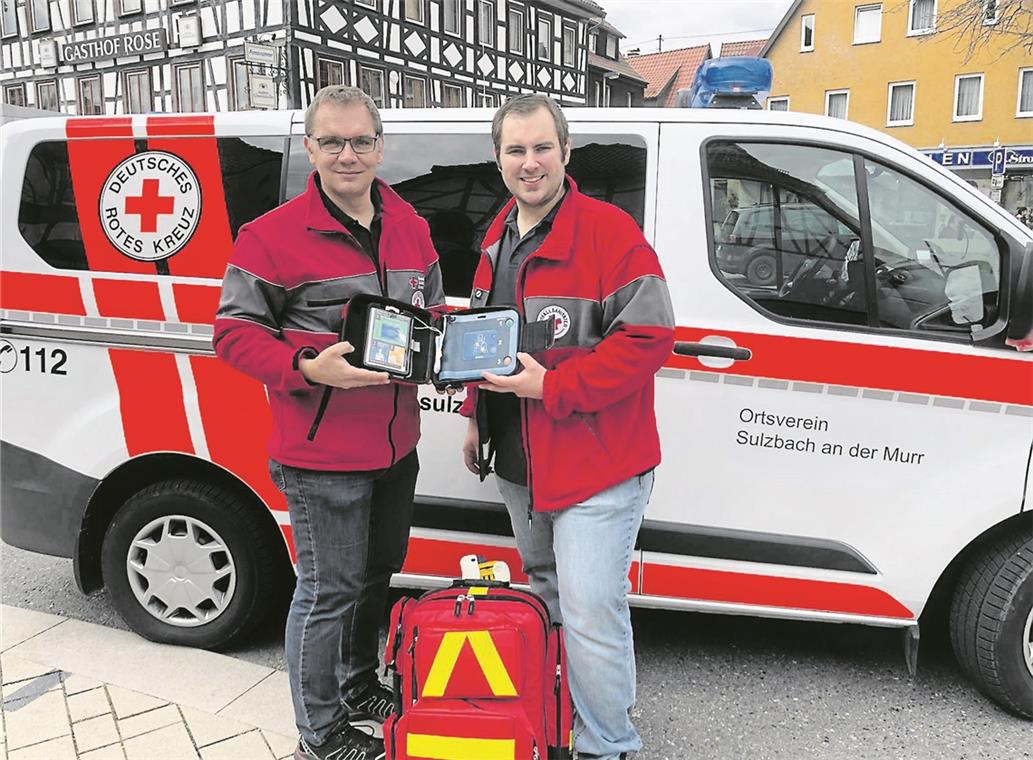 Helfer vor Ort: Ersthelfer aus der Nachbarschaft Michael und Andreas Budig mit Defibrillator und Rettungsrucksack. Foto: DRK Sulzbach