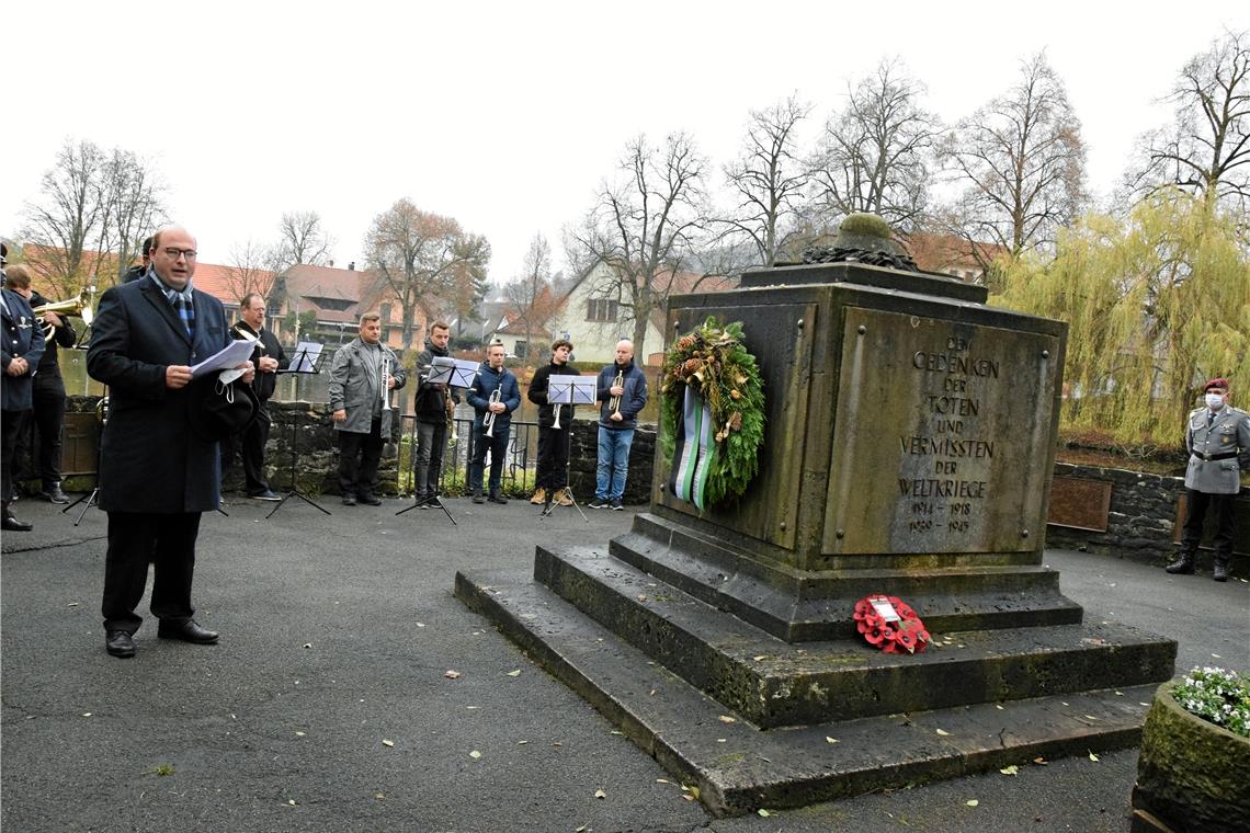 Mit Kränzen und einer Rede des Bürgermeisters Armin Mößner (links) wird der Kriegsopfer gedacht. Foto: E. Klaper