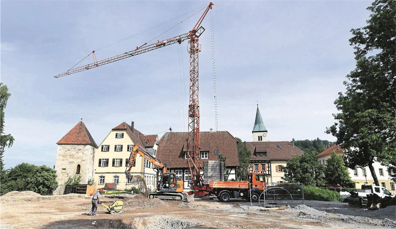 MURRHARDT (cs). Auf dem Areal im Klosterhof zwischen Pfarrhaus und -scheuer sowie den Murrlichtspielen, wo der Neubau des evangelischen Kindergartens entsteht, tut sich seit Kurzem wieder etwas. Das Gelände musste nach der Auffüllung zunächst ruhen, nun beginnt der nächste Arbeitsabschnitt, wovon die Aufstellung eines großen Krans zeugt. Wie Kirchengemeinderatsvorsitzende Inge Brehmer berichtet, steht nun die Logistik in puncto Wasser und Abwasser an, sprich die Leitungsverlegung inklusive Regenwasserentsorgung und Anschluss an die Kanalisation. Danach wird das Material eingebracht, auf dem die Bodenplatte für den Kindergarten ihren Platz findet. Sie wird vor Ort hergestellt und schwimmend verlegt, da der Neubau ohne Fundamente auskommt. Ist das geschafft, kann mit dem Rohbau begonnen werden, der klassisch gemauert wird. Die Planer rechnen mit bis zu dreieinhalb Monaten Bauzeit, fertig sein möchte man grob zum Ende der Sommerferien. Dann kann der Stab an die Zimmerer weitergegeben werden. Dass auf dem Gelände noch etwas Material vorgehalten wird, hat seinen Grund. Es soll bei Bedarf für die Außenanlagen verwendet werden. Foto: J. Fiedler