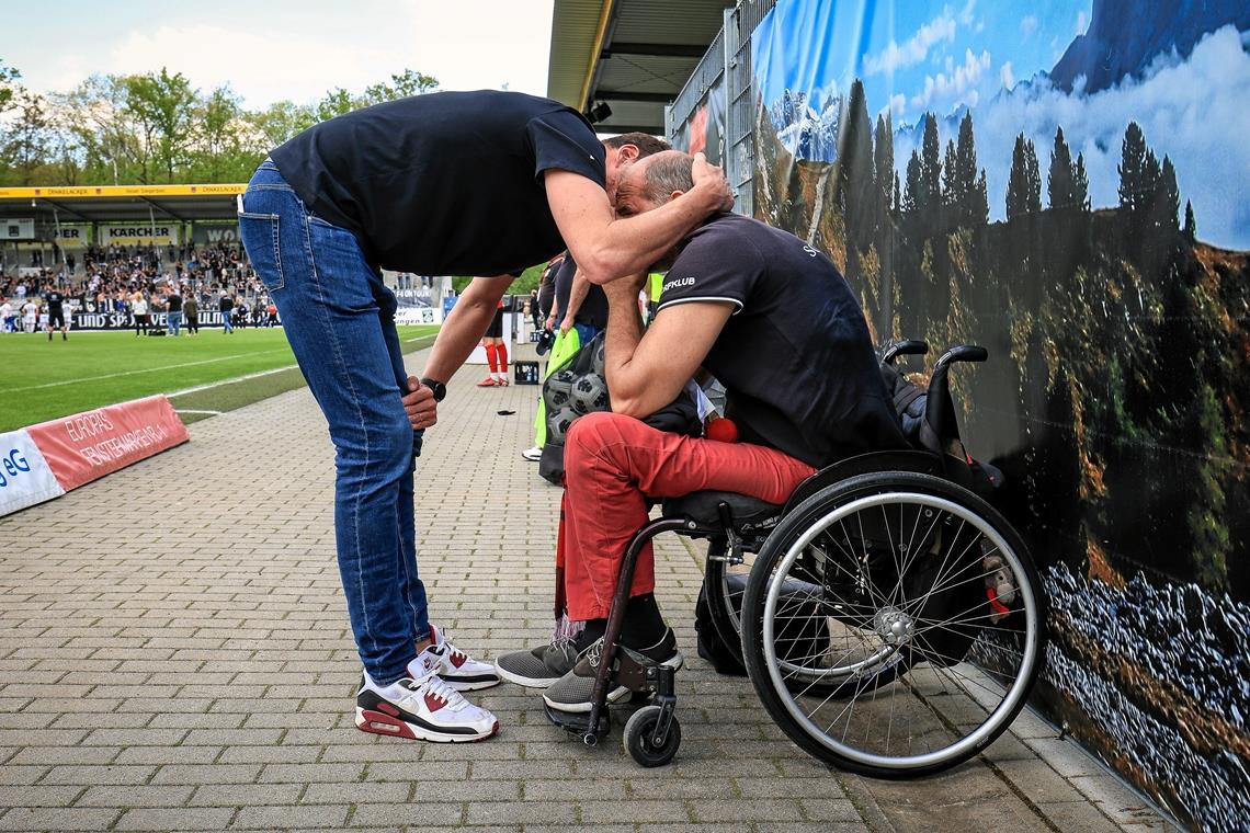 Klartext vom Mann am SG-Mikrofon Nach dem Regionalliga-Abstieg brauchte Tankred Volkmer Trost vom sportlichen Leiter Benedikt Röcker (links). Dabei fehlt es dem Mann am Mikrofon sonst selten an klaren Worten. Foto: Alexander Becher
