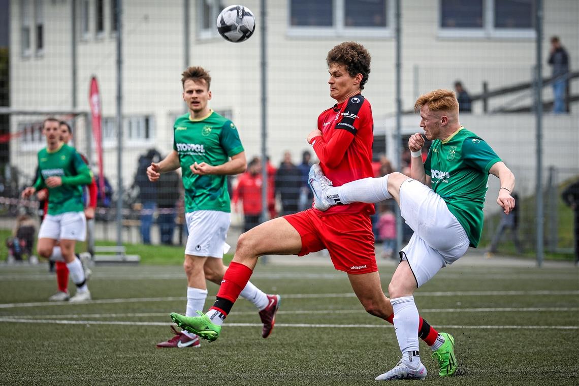 Oppenweilers Julian Leitner (rechts) und Allmersbachs Leon Sebastian (rotes Trikot) kämpfen um den Ligaverbleib. Foto: Alexander Becher