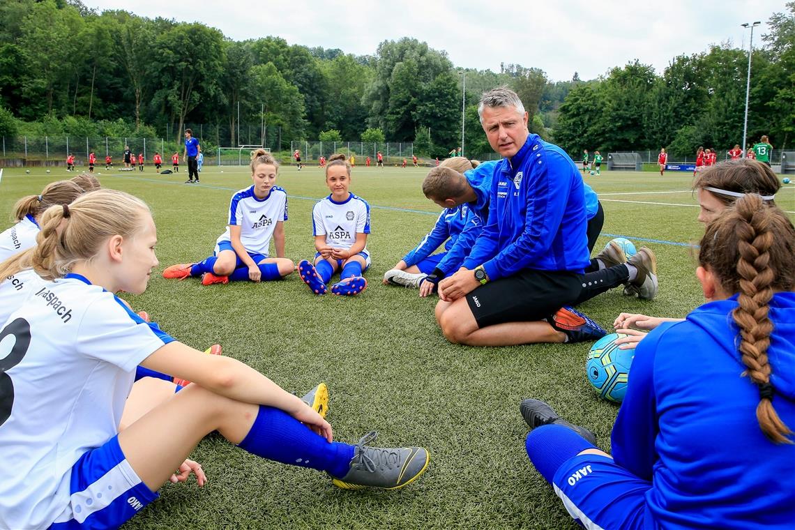 Kindgerechtes Training auch ohne Lizenz Ralf Schlipf ist bei der Spvgg Kleinaspach/Allmersbach nicht nur Jugendleiter, der C-Lizenz-Inhaber kümmert sich als Trainer auch um die Bambinis und die C-Juniorinnen. Foto: A. Becher
