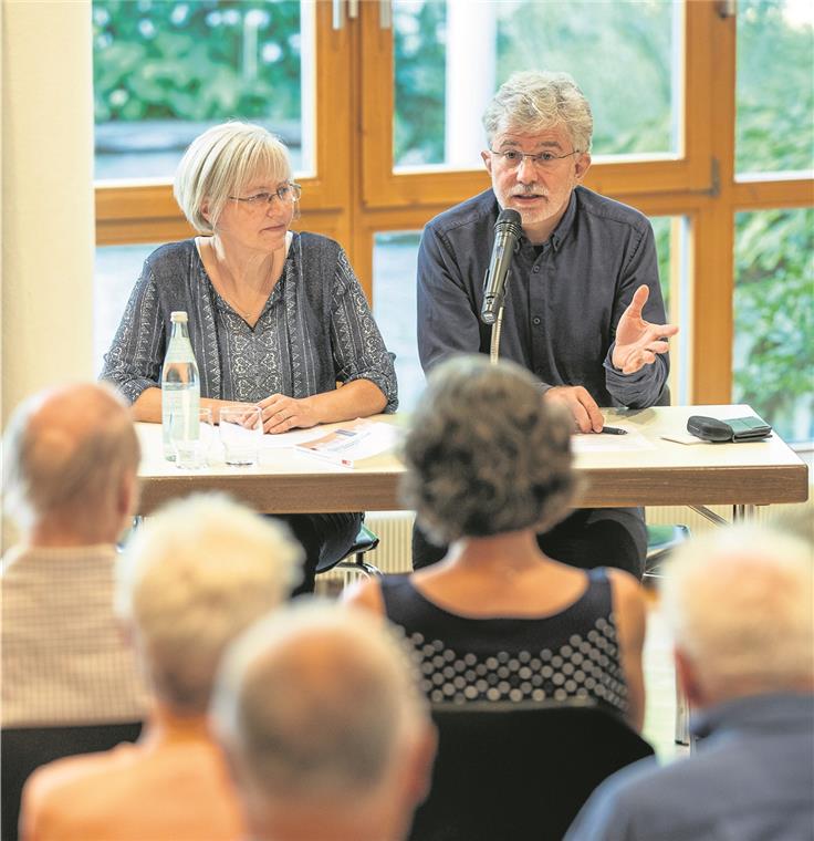 Rosemarie Henkel-Rieger und Jörg Rieger, die in Murrhardt aufgewachsen sind, haben im Heinrich-von-Zügel-Saal engagiert mit dem Publikum über ihre Ansätze und ihre Arbeit diskutiert. Foto: A. Becher