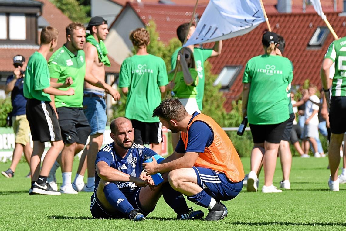TSV Rudersberg feiert, VfR Murrhardt trauert Rudersberg feiert und Murrhardts Routiniers Antonio Randisi (links) sowie Timo Schmid am Boden. Zwölf Jahre nachdem sie wie auch Benjamin Bischoff mit dem VfR den Aufstieg in die Bezirksliga geschafft haben, steigen sie nun mit ihrem Verein wieder ab, nachdem die Elf aus der Walterichstadt im Relegationsspiel mit 0:2 unterlag. Foto: Tobias Sellmaier