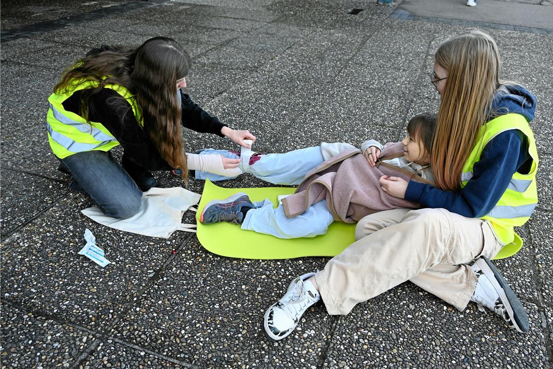 Erste-Hilfe-Vorführung am Heinrich-von-Zügel-Gymnasium beeindruckt die Gäste Schulsanitäterinnen leisten Erste Hilfe bei einer Schülerin mit Beinverletzung bei der Simulation eines Notfalls an der Schule. Foto: Elisabeth Klaper
