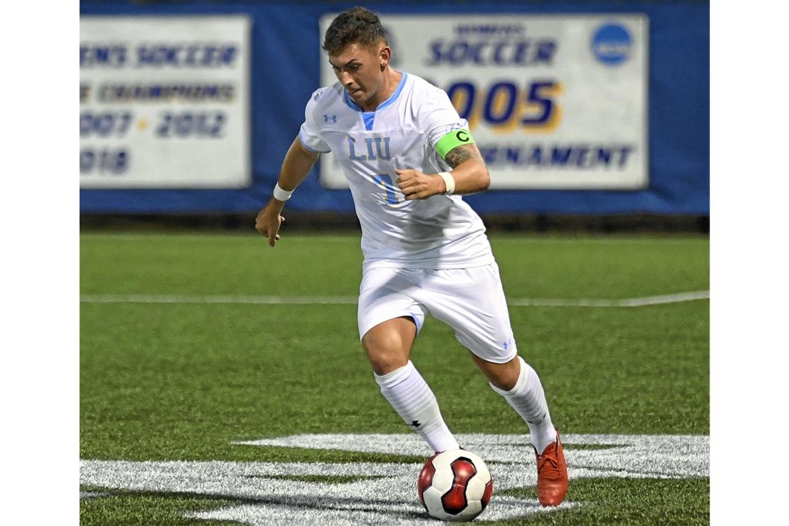 Im College-Fußball das Glück gefunden Seit zweieinhalb Jahren ist Athanasios Coutroumpas mittlerweile in den USA am Ball. Erst war er Kapitän eines College-Teams aus New York, seit diesem Sommer spielt er in Florida. Foto: privat