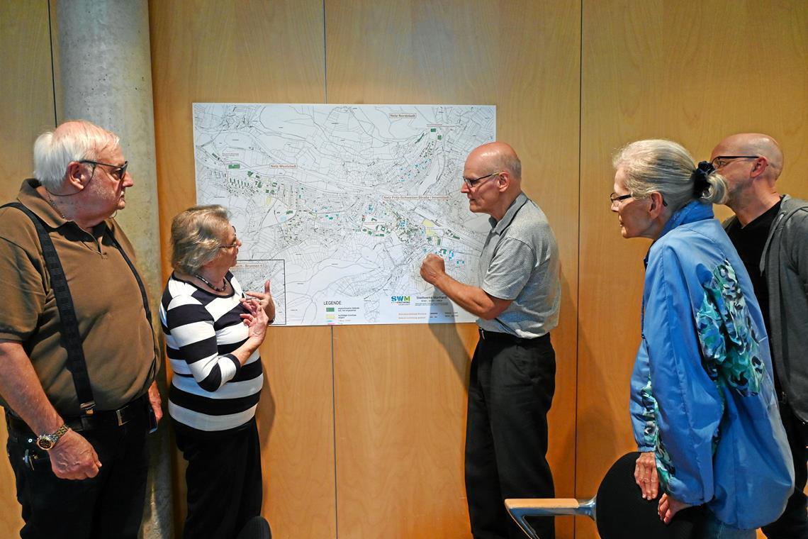 Mögliche Wege zur klimaneutralen Heizung Stadtwerke-Geschäftsführer Rainer Braulik (Mitte) zeigt (von links) Claus Bonner, Gertrud Gehring, Ansgard Bachmann und Matthias Schuh auf einem Stadtplan von Murrhardt, wo die Nahwärmeleitungen weitergebaut werden. Foto: Elisabeth Klaper
