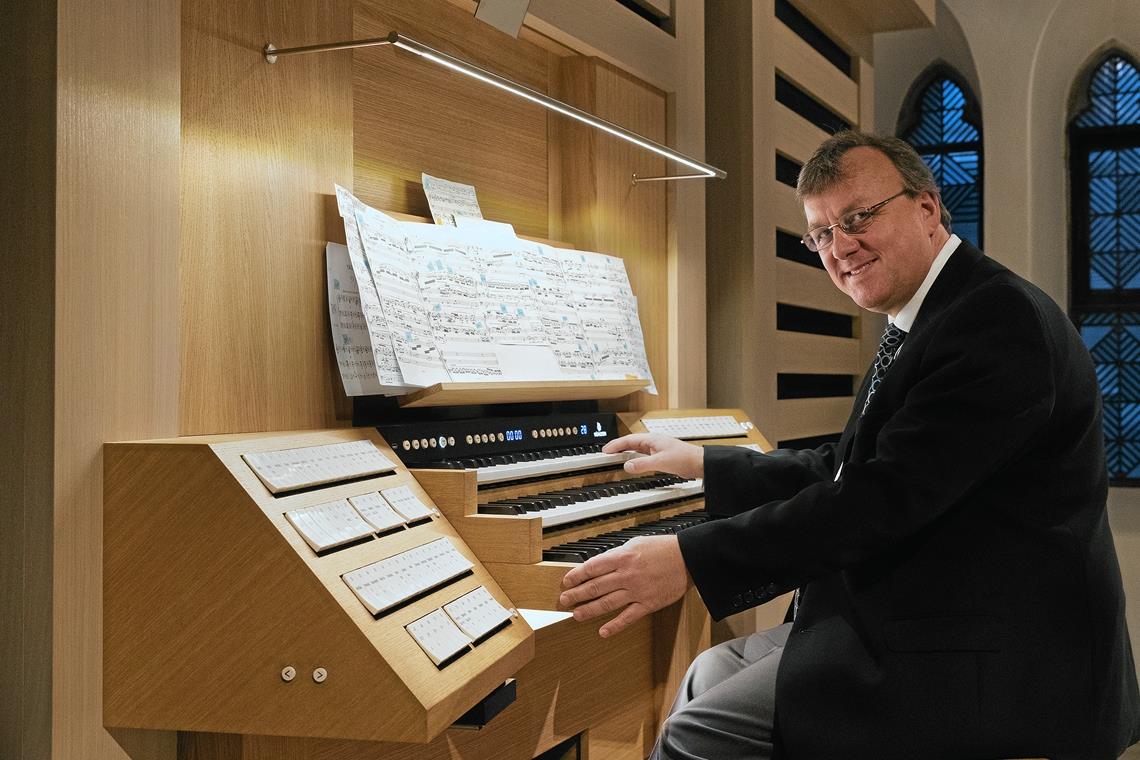 Stefan Engels ist ein Virtuose auf der Orgel und ein Spezialist, was den Komponisten Sigfrid Karg-Ehlert anbelangt. Er hat sein gesamtes Werk auf CD eingespielt. Foto: J. Fiedler