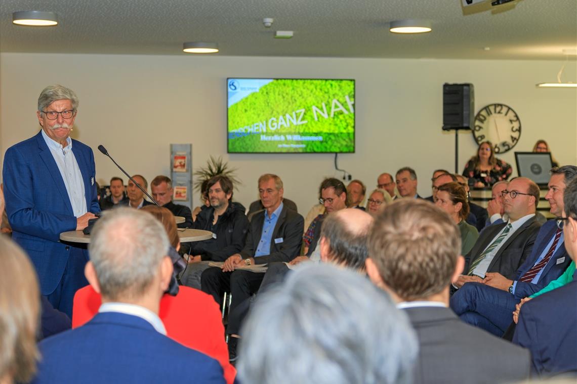 Erich-Schumm-Stiftung in Murrhardt: Neubau verbindet Pflege mit Gesundheitsversorgung für alle Stiftungsvorstandsvorsitzender Rolf Barreuther (links) bei der Eröffnung des Hauses Margarete mit vielen Gästen. Mit der Umsetzung des Neubaus ist für ihn die Vision eines modernen Pflegeheims mit integrierter Praxisklinik wahr geworden. Foto: Stefan Bossow